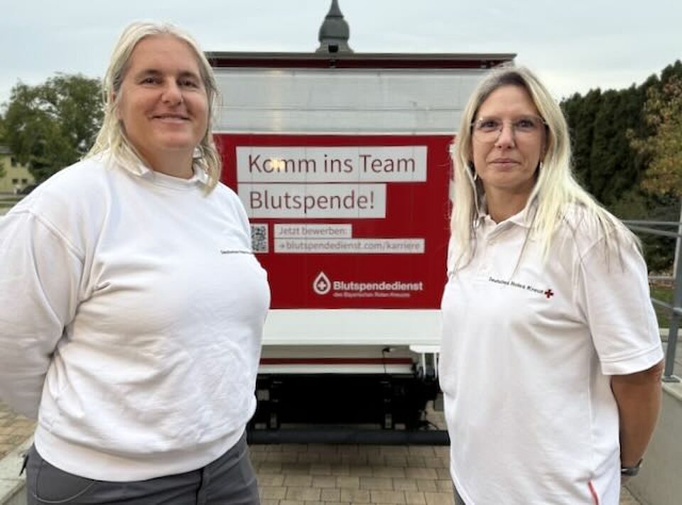 Susanne Kraus (links) bei der Übergabe an Mel Heinemann (rechts)